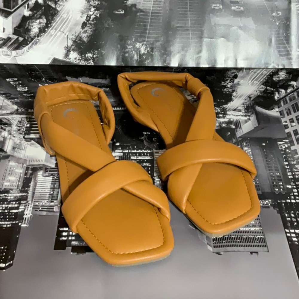 Journee Collection Size 10 Women's Sandals